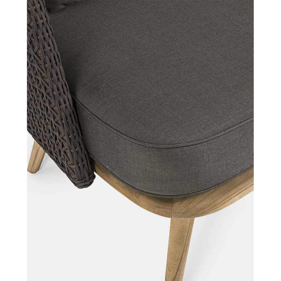 Fromatervezett kerti kanapé ülpárna részlete.