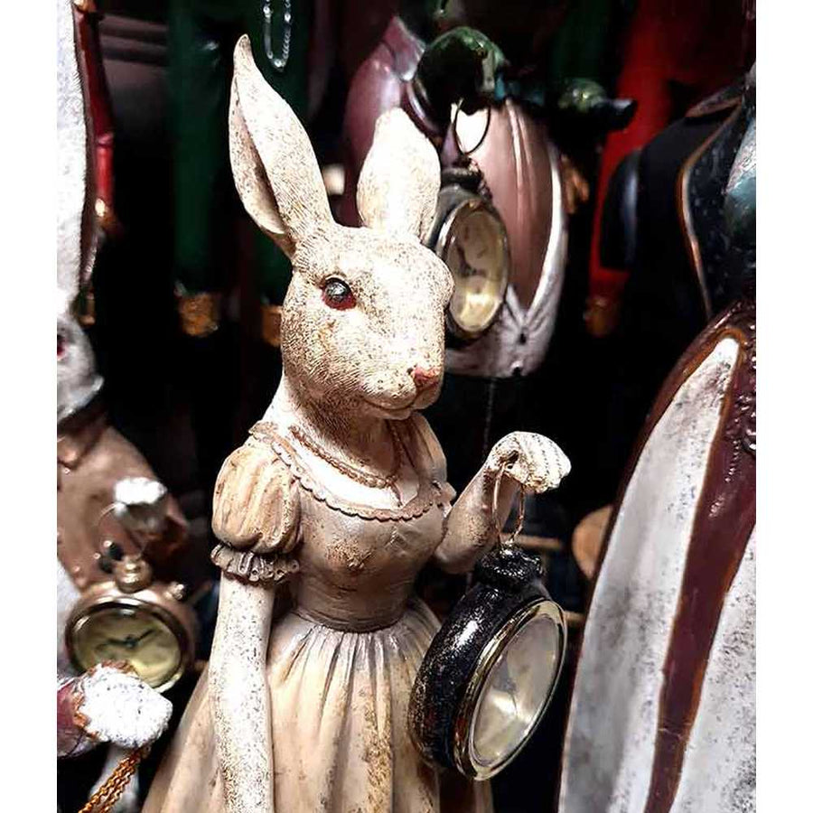 Női nyuszifigura szoknyában, kezében órát és esernyőt tart