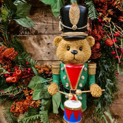 Klasszikus stílusú, LED-es kialakítású, 46 cm magas, karácsonyi dobos diótörő maci.