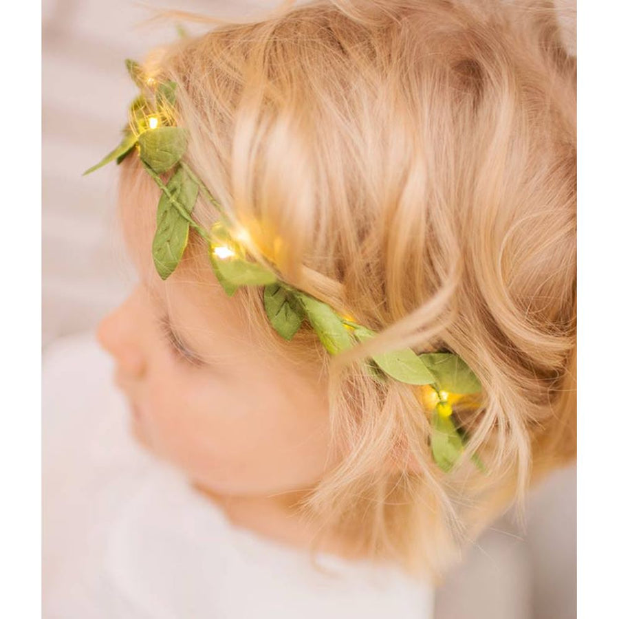 Mesterséges, 95 cm hosszú apró, zöld levelű girland műnövény, meleg fehér fényű, harmatcsepp formájú LED világítással kislány hajában