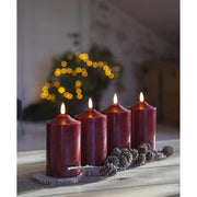 Bordó színű led gyertyák fa asztalon