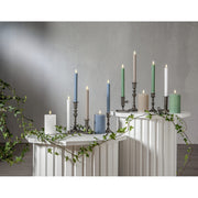 Stripe LED gyertya kollekció különböző méretű és színű valódi viaszból készült kannelúrás gyertyákkal, vintage gyertyatartókban elhelyezve, meleg fényű LED lánggal.