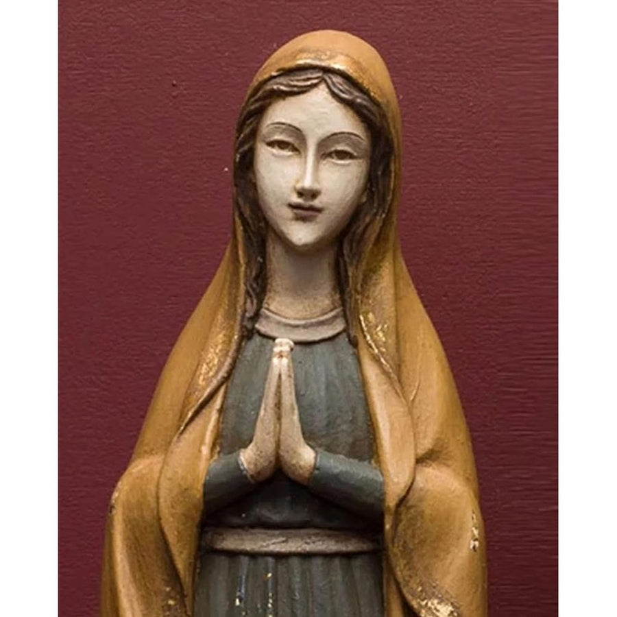 Szeplőtelen Szűzanyát ábrázoló figura.