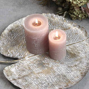 Levél formájú, 30 cm hosszú és 30 cm széles, patinás felületű, antikolt arany színű fém tálca.