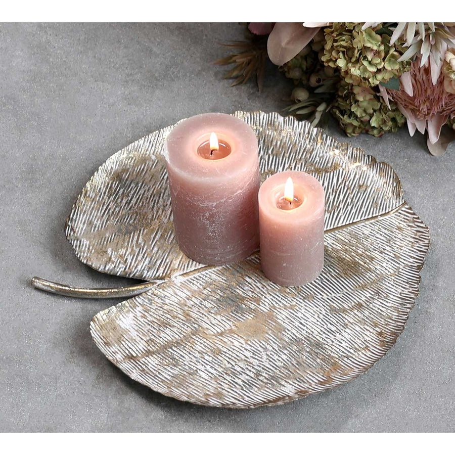 Levél formájú, 30 cm hosszú és 30 cm széles, patinás felületű, antikolt arany színű fém tálca.