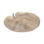 Levél formájú, 30 cm hosszú és 30 cm széles, patinás felületű, antikolt arany színű fém tálca.