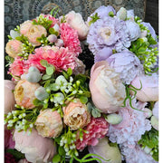 Élethű megjelenésű, mesterséges lila színű dáliából és pünkösdirózsából készült művirág csokor