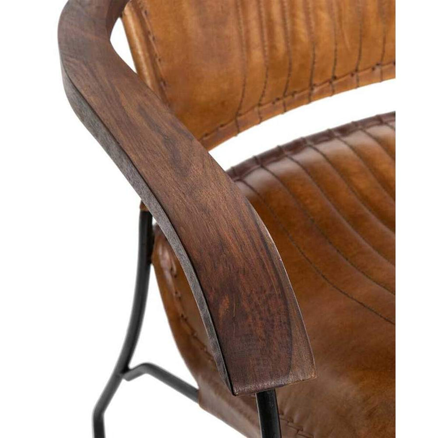 Loft stílusú, konyak színű kecskebőrrel kárpitozott, formaterezett, ergonomikus kialakítású, mangófa karfás karosszék