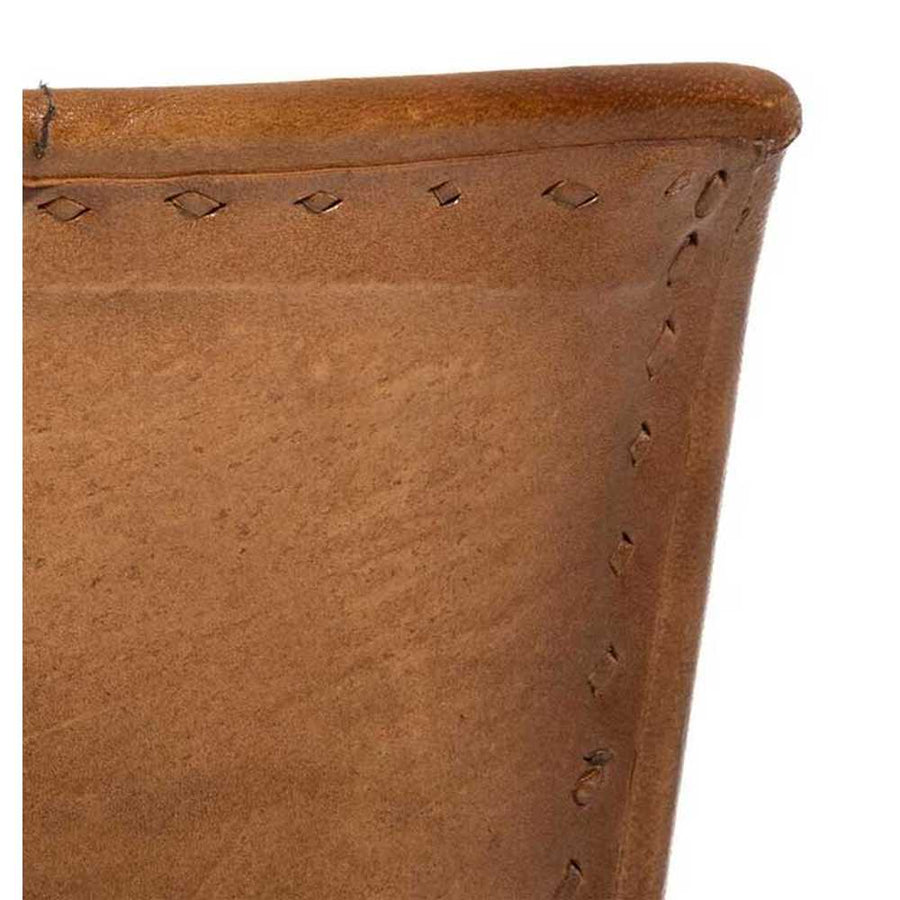 Loft stílusú, konyak színű kecskebőrrel kárpitozott, formaterezett, ergonomikus kialakítású, mangófa karfás karosszék