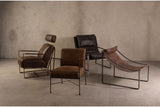 Kortárs loft stílusú bőrfotelek modern bemutatóteremben. 