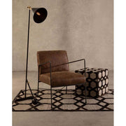 Natúr színű vasból készült, barna színű marhabőrrel kárpitozott, kortárs-loft stílusú, formatervezett prémium karosszék., modern állólámpával szürke színű bemutatóteremben. 