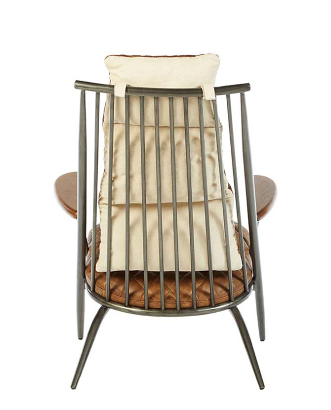 Vasból készült, vintage barna színű marhabőrrel kárpitozott, kortárs-loft stílusú, formatervezett prémium pihenő karosszék.