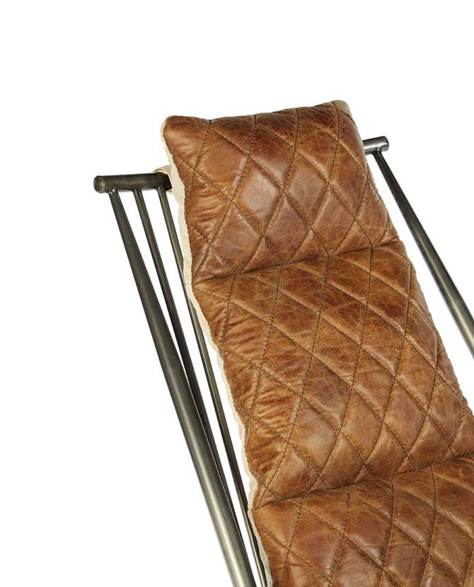 Vasból készült, vintage barna színű marhabőrrel kárpitozott, kortárs-loft stílusú, formatervezett prémium pihenő karosszék.