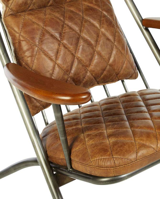 Vasból készült, vintage barna színű marhabőrrel kárpitozott, kortárs-loft stílusú, formatervezett prémium pihenő karosszék.