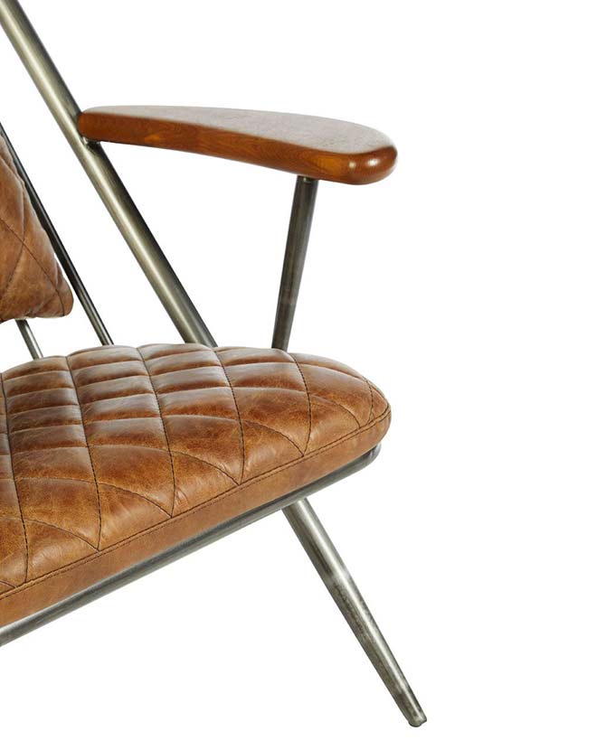 Vasból készült, vintage barna színű marhabőrrel kárpitozott, kortárs-loft stílusú, formatervezett prémium pihenő karosszék.
