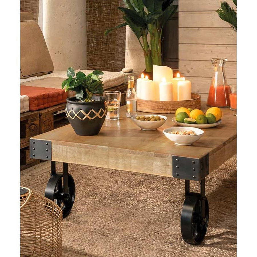 Natúr színű, tömör mangófából készült, 117 cm hosszú és 34 cm magas, loft stílusú kerekes dohányzóasztal