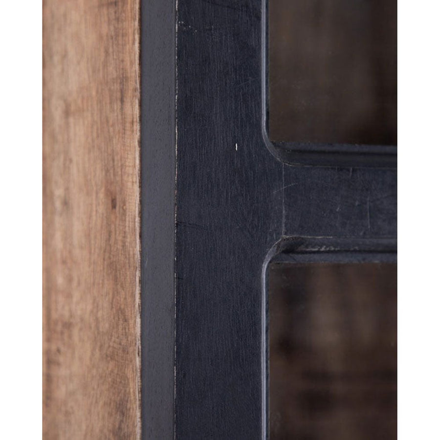 Loft stílusú, mangófából készült, 194 cm magas, 4 polcos, fémkerekekkel felszerelt vitrines szekrény ajtajának nútja