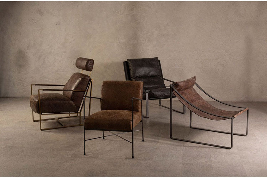 Kortárs loft stílusú bőr fotelek modern szürke színű bemutatóteremben. 