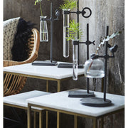 Loft stílusú,, madárral díszített, fém lombikállványba helyezett üveg váza..