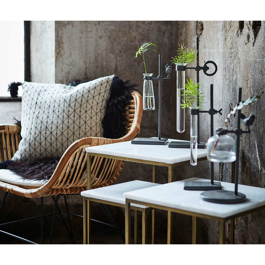 Loft stílusú,, madárral díszített, fém lombikállványba helyezett üveg váza.