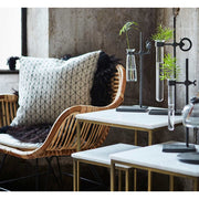 Loft stílusú,, madárkával díszített, fém lombikállványba helyezett üveg váza.