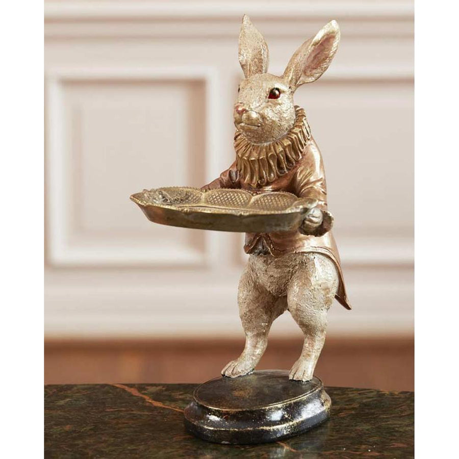 Antikolt felületű, frakkot és spanyolgallért viselő, díszes tálcát tartó nyuszi figura.