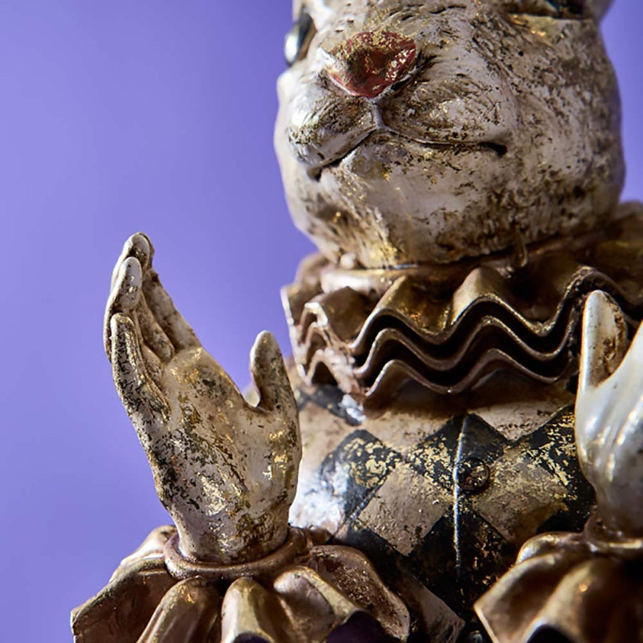 Antikolt felületű, kárómintás ruhát viselő, spanyolgalléros nyuszi mellszobor.