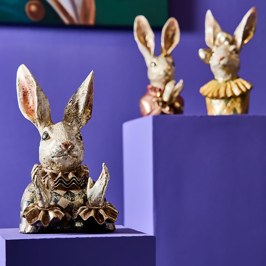 Antikolt felületű, kárómintás ruhát viselő, spanyolgalléros nyuszi mellszobor.