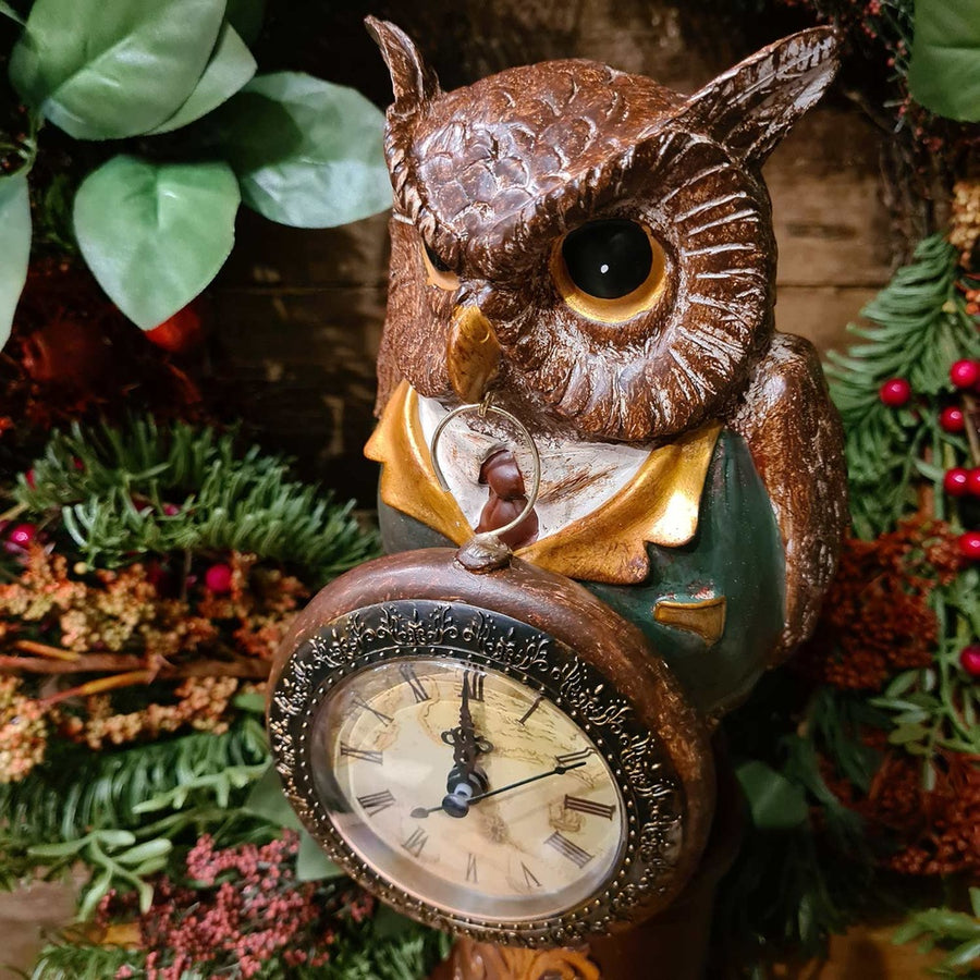 Fub Funky stílusú, 32 cm magas, díszes talapzaton gubbasztó, csőrében órát tartó bagoly figura