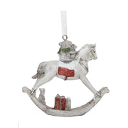 Mackókkal díszített, fehér színű, hintaló formájú karácsonyfadísz.