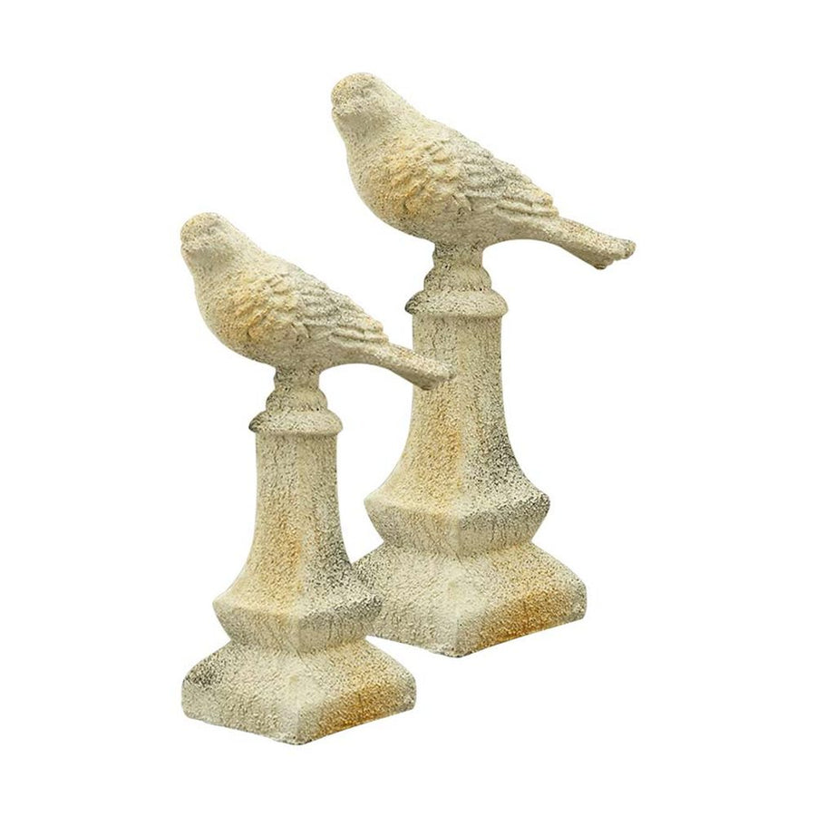 Rusztikus vidéki stílusú, 26 cm magas, antikolt felületű, krém színű madárkás kerti dísz.