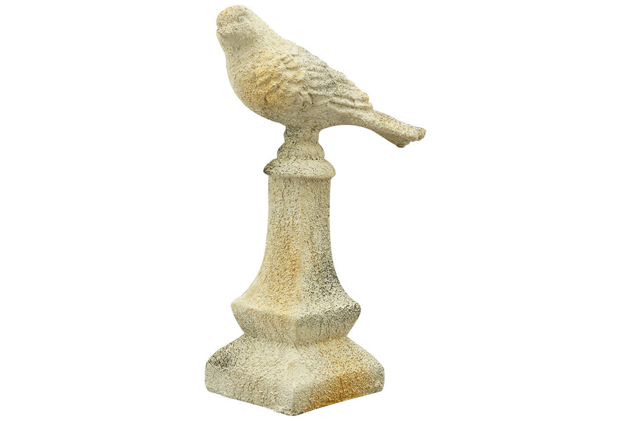 Rusztikus vidéki stílusú, 26 cm magas, antikolt felületű, krém színű madárkás kerti dísz.