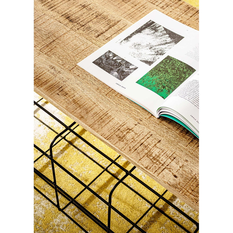 Porfestett, fekete színű acélból készült, natúr színű mangófa tetejű, kortárs, loft stílusú dohányzóasztal.