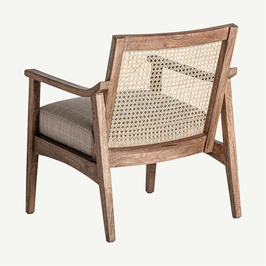 Koloniál stílusjegyeket mutató, mangófából és rattanból készült, bézs színű, vászon hatású poliészter kárpittal kárpitozott kortárs fotel.