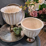 Dalia kollekció krémszínű kaspói ezüst tálcán és virágdekorációval