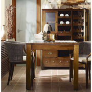 Modern mindifa bútorokkal berendezett étkező.