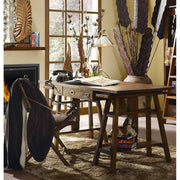 Modern mindifából készült bútorokkal berendezett dolgozószoba.