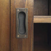 Mindifából készült tálalószekrény süllyesztett bronz fogantyúja.