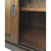 Mindifából készült tálalószekrény belső tere.