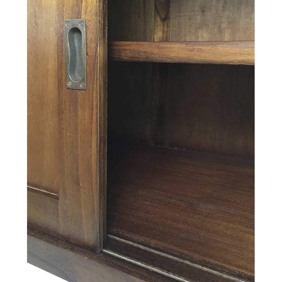 Mindifából készült tálalószekrény belső tere.