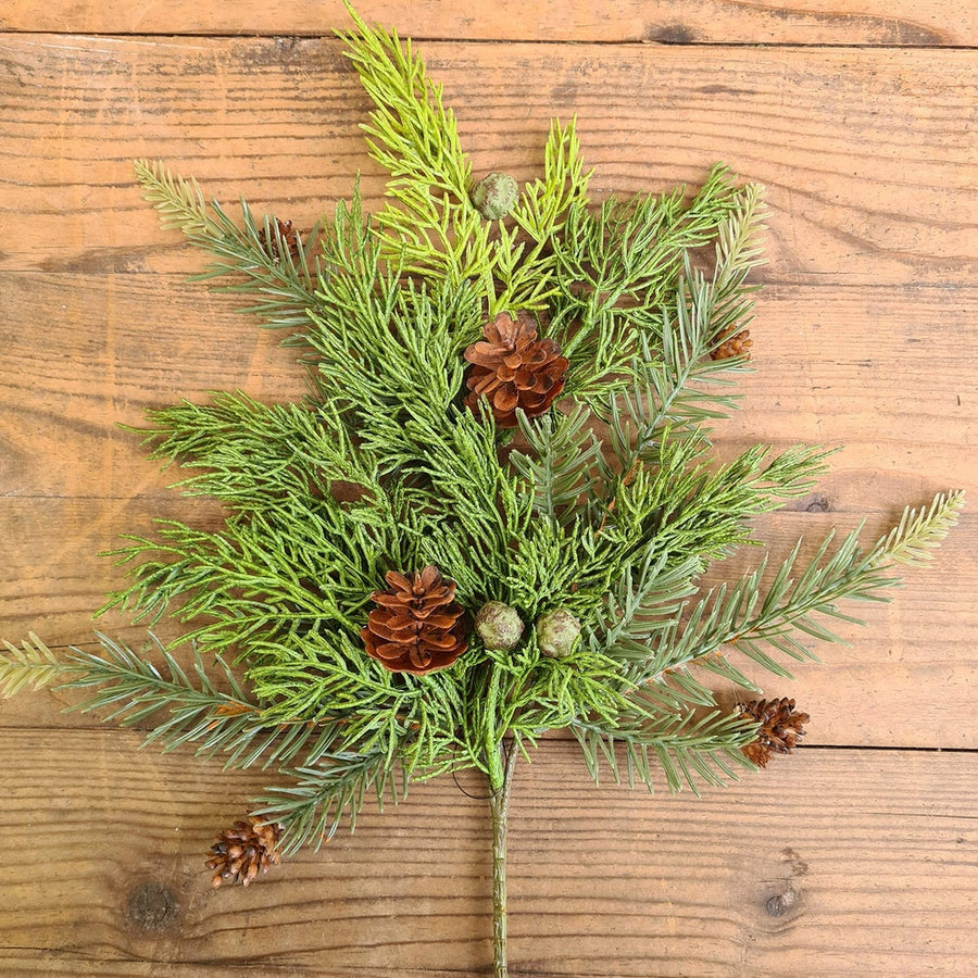 CEDRUS 43 cm magas mű cédrusfenyő ág, autentikus megjelenésű zöld levelekkel és természetes hatású tobozokkal.