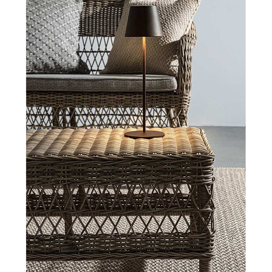 Vidéki vintage stílusú, natúr színű műrattan kerti asztal.