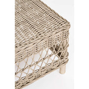 Vidéki vintage stílusú, natúr színű műrattan kerti asztal.