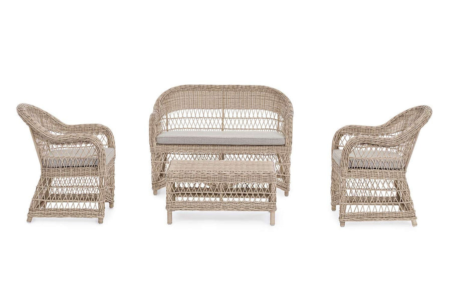 Vidéki vintage stílusú, natúr színű műrattan kerti asztal.