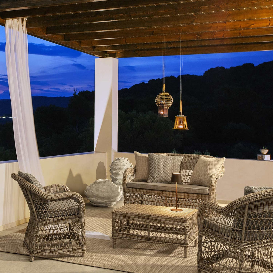 Vidéki vintage stílusú, natúr színű műrattan kerti asztal.