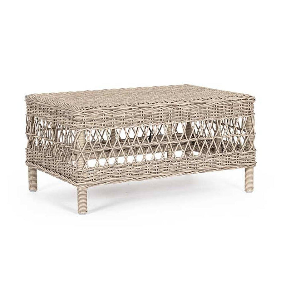 Vidéki vintage stílusú, natúr színű műrattan kerti asztal.