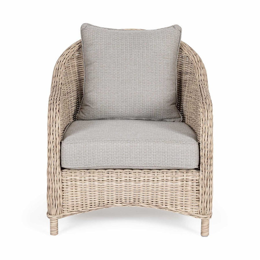 Vidéki vintage stílusú, natúr színű műrattan kerti fotel, bézs színű olefin ülő és hátpárnával.