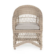 Vidéki vintage stílusú, natúr színű műrattan kerti fotel, bézs színű olefin ülőpárnával.