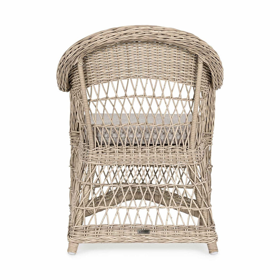 Vidéki vintage stílusú, natúr színű műrattan kerti fotel, bézs színű olefin ülőpárnával.