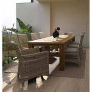 Vidéki vintage stílusú, natúr színű műrattan kerti karosszék, bézs színű olefin ülőpárnával.